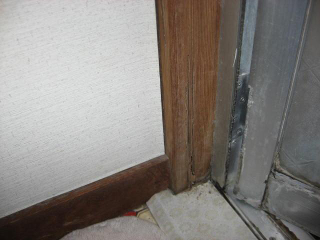 ドアの木枠被害